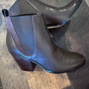 🤎 Cole Haan Leather Chelsea Ankle Boots – Dark Brown 🤎
Size 8.5B